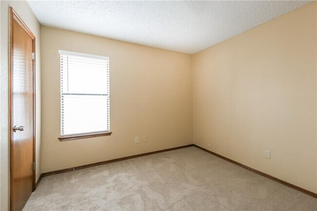 Building Photo - 2425 E Hills Dr