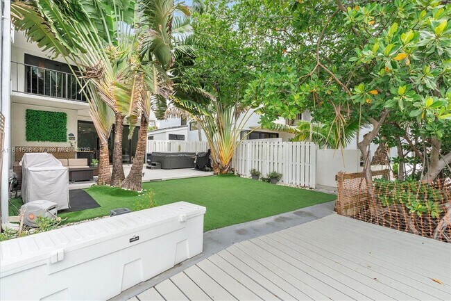 Building Photo - 300 Poinciana Island Dr