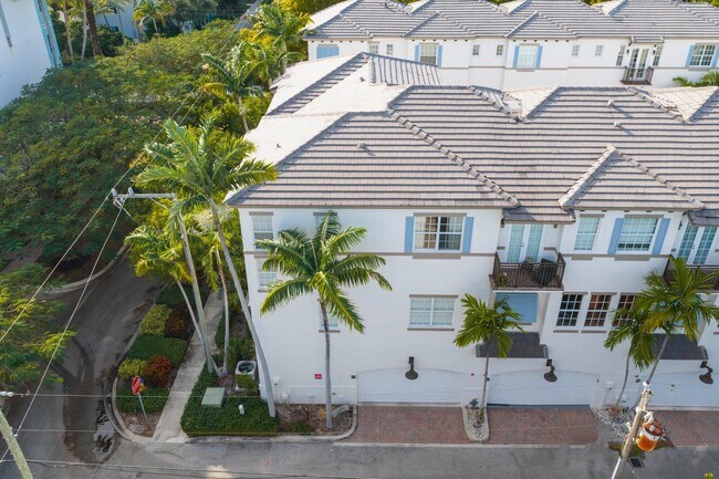 Building Photo - 285 SE 6th Ave