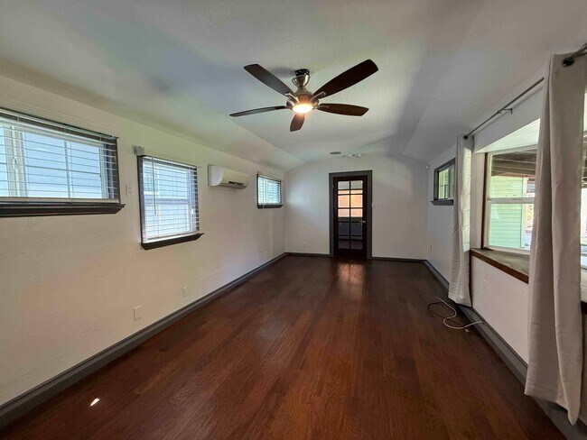 Building Photo - Charming Land Park 2 Bedroom