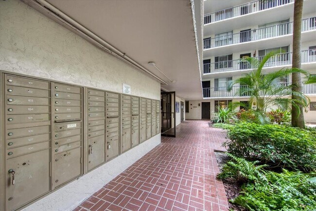 Building Photo - 2699 Seville Blvd