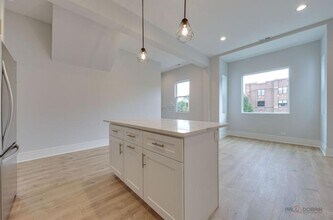 Building Photo - 3 bedroom in Chicago IL 60647
