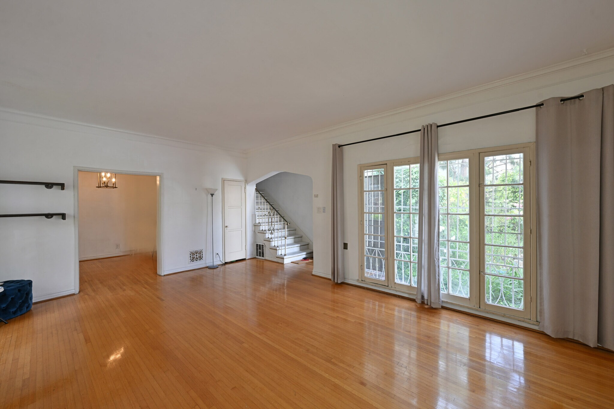 Building Photo - 657 S La Jolla Ave