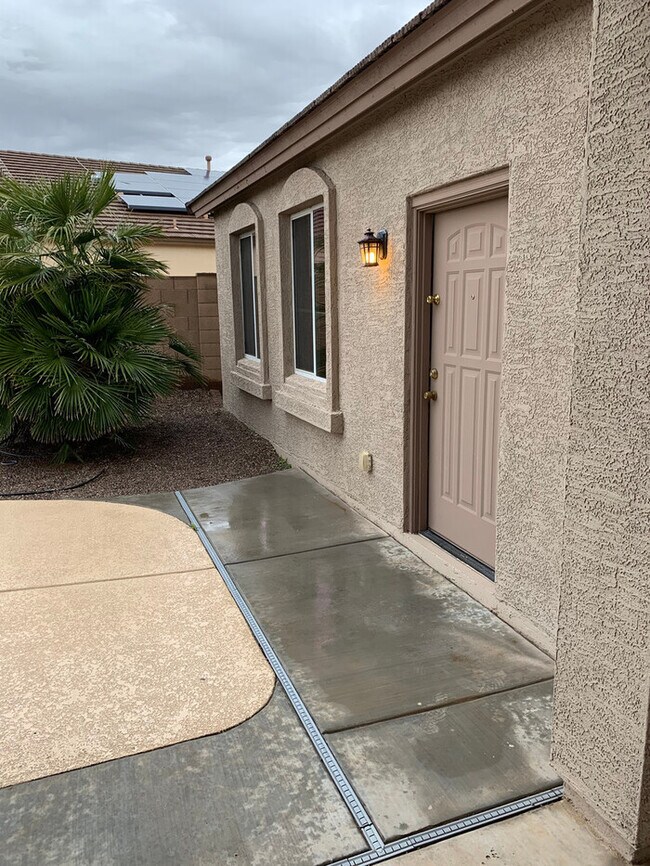 Building Photo - Very Nice 3 bedroom 2 bath home with a guest house