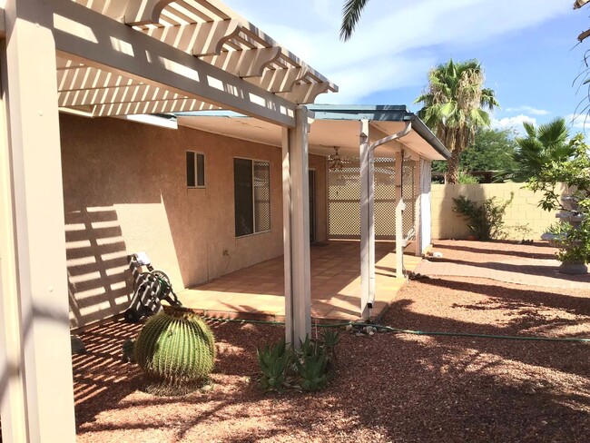 Building Photo - Beautiful, Clean 3Bdrm, 2ba home on East s...