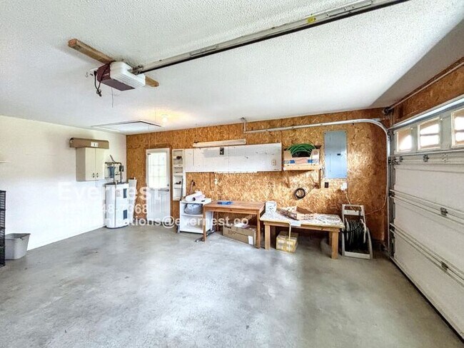 Building Photo - 3-Bedroom, 2-Bath Home with Modern Applian...
