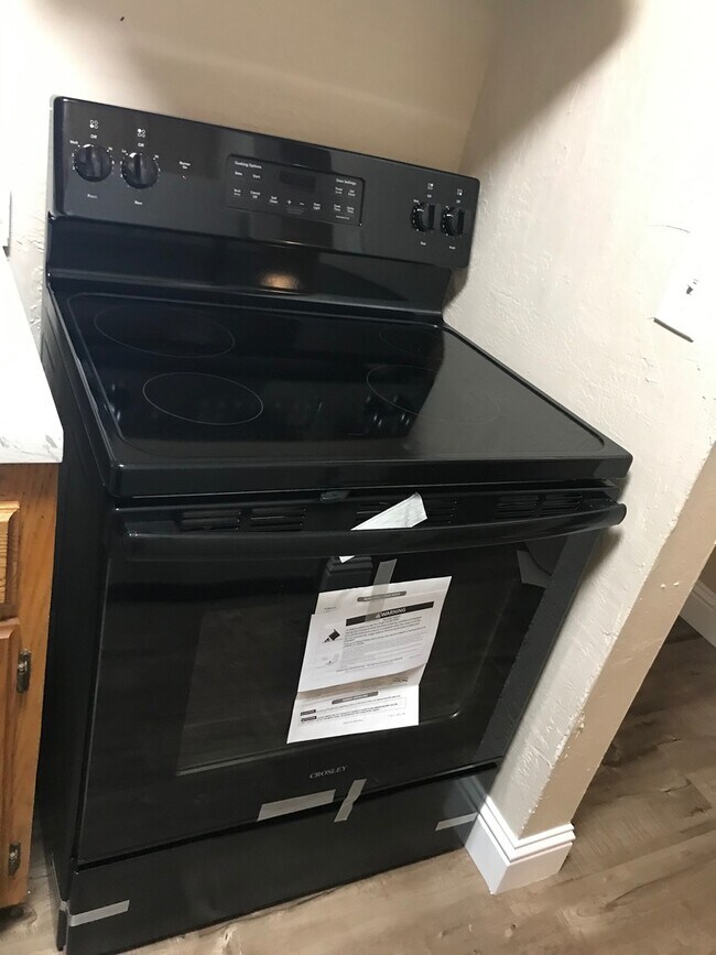 Building Photo - Make This Condo A Place You Can Call Home!!