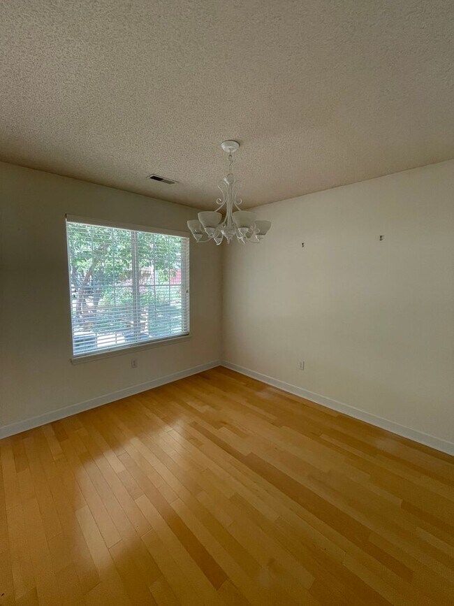 Building Photo - 609 Heidman