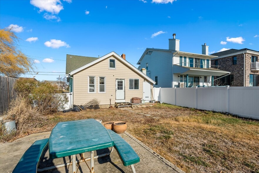 Building Photo - 2 Pirates Cv