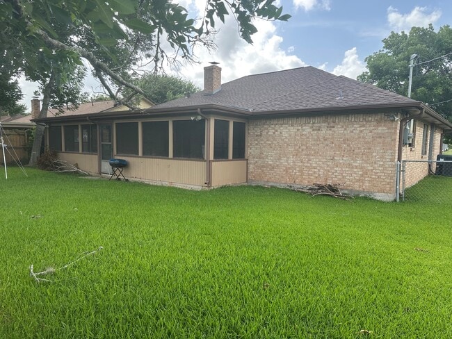 Building Photo - 119 Basswood St