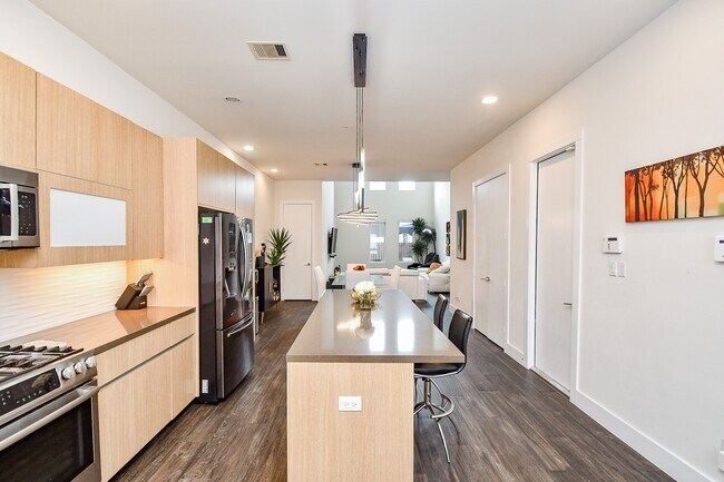 Building Photo - 5519 Paraiso Pl