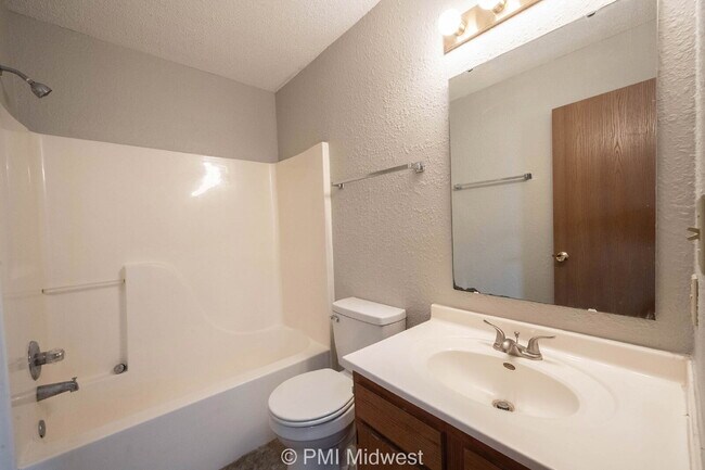 Building Photo - "Charming 3-Bedroom Haven with 2.5 Baths in Indianapolis – Your Perfect Retreat on Liverpool Way!"