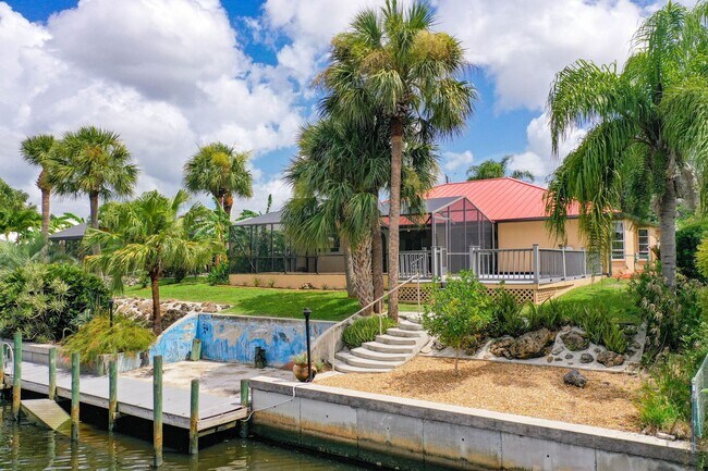 Building Photo - Port Charlotte Waterfront Pool Home - Grea...