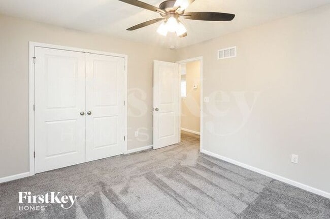 Building Photo - 5015 N Belmont Ave