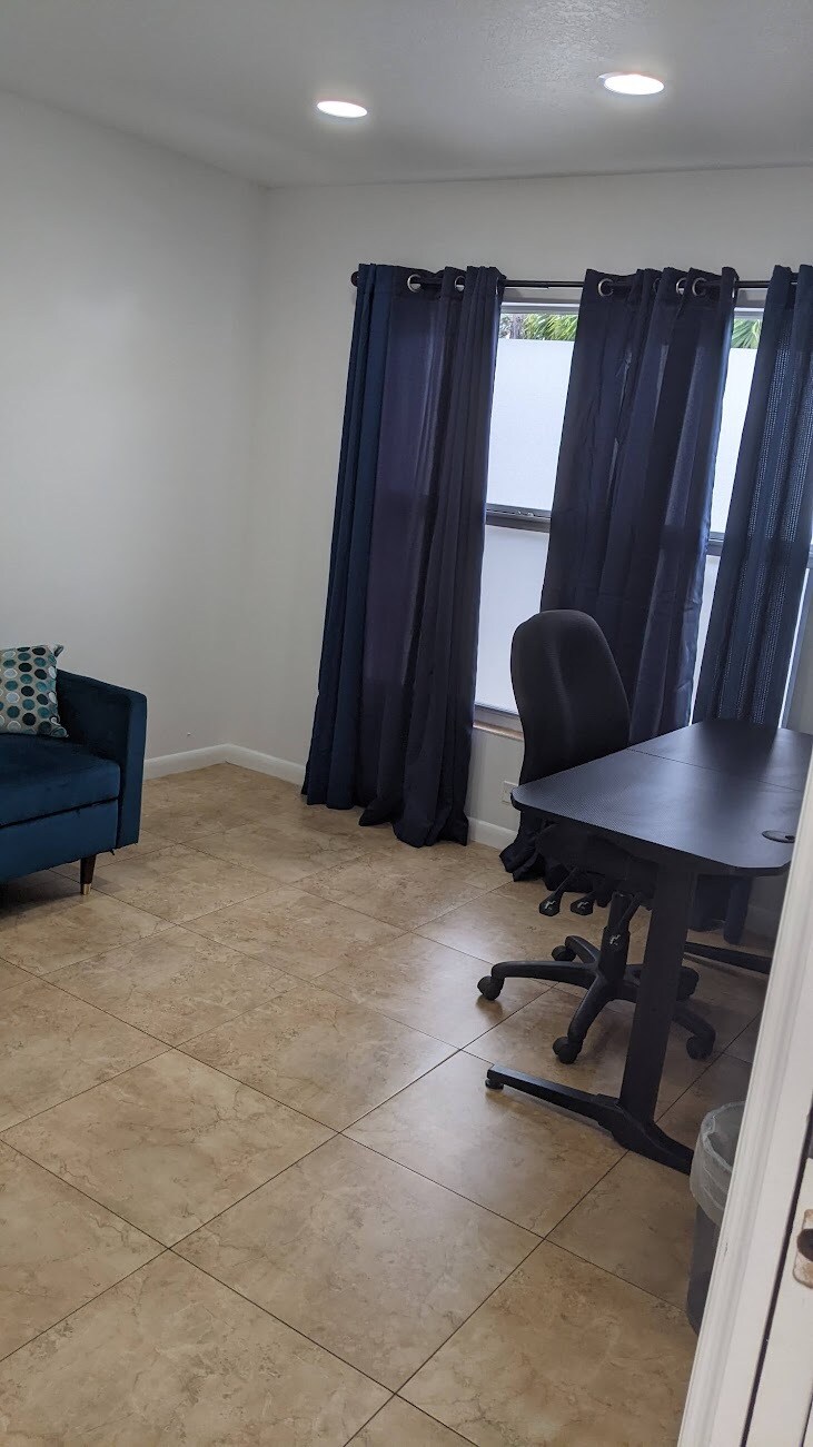 Building Photo - 2338 Sunset Dr