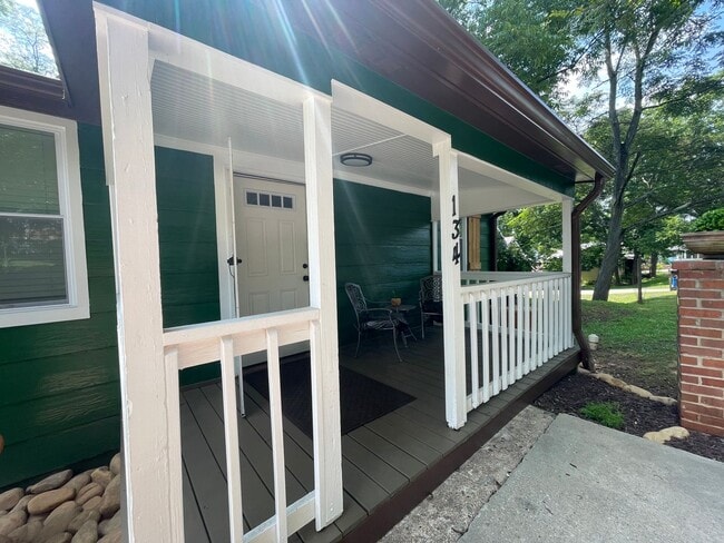 Building Photo - Charming Fully Renovated 2BR/1BA Near Both Hospitals – Washer/Dryer Included!