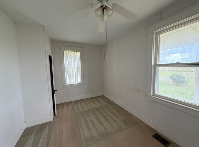 Building Photo - Charming Country Farmhouse in Elberta!