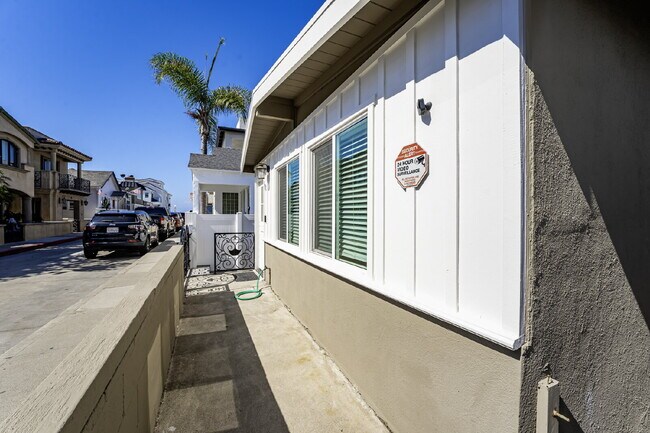 Building Photo - "Turnkey and Fully Remodeled Beachside Ret...