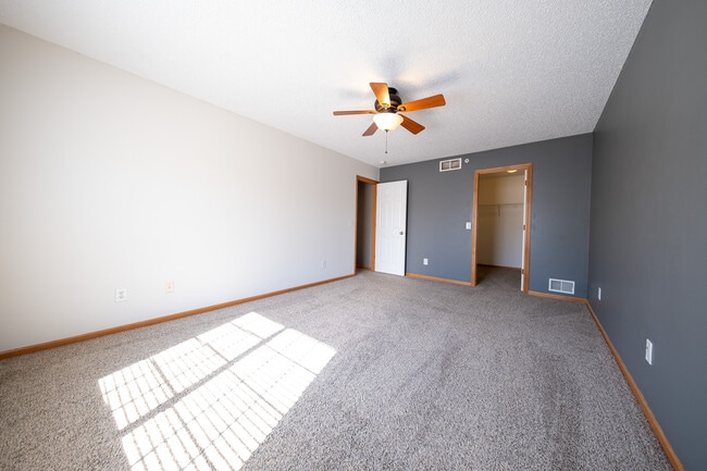 Building Photo - 4853 Bisset Ln