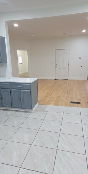 Building Photo - 1110 Lake St