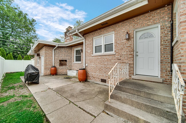 Building Photo - 9157 S Avers Ave