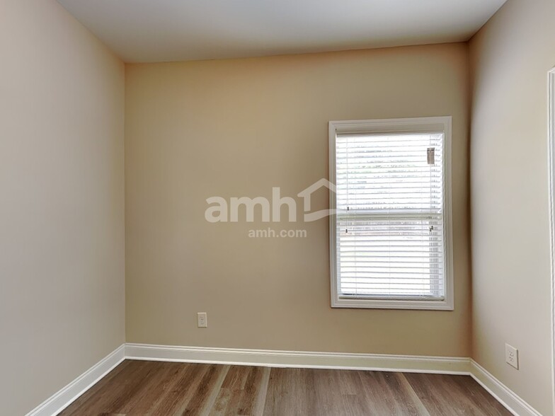 Building Photo - 554 Strawberry Walk