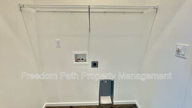 Building Photo - 5102 E Norma Ave