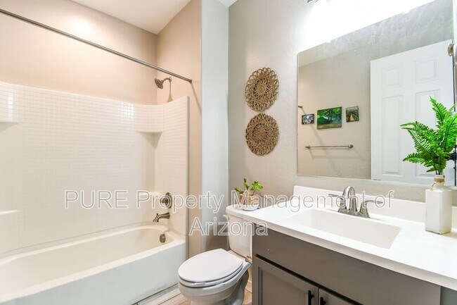 Building Photo - 513 E Yellowstone Pl