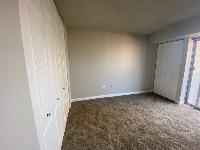 Building Photo - 1 bedroom High Rise Living Downtown