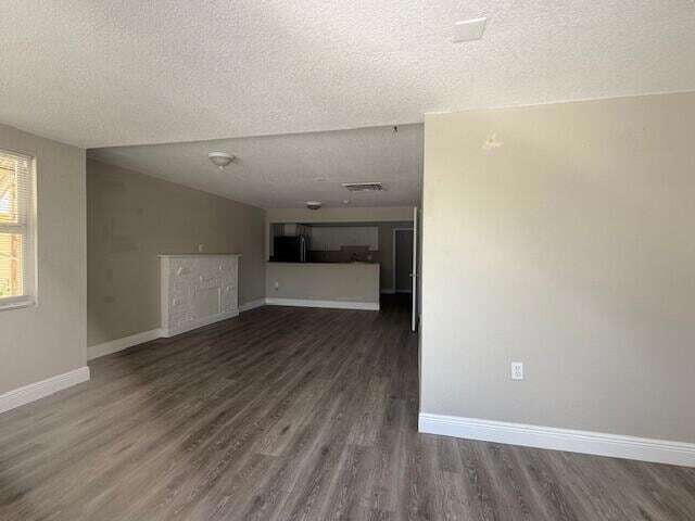 Building Photo - 400 Metcalf Ct
