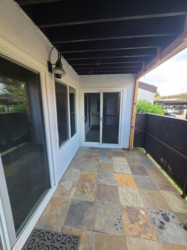 Building Photo - Spacious and Comfortable - Large 1Bd/1Ba - Lots of Natural Light - Private Patio w/ Sun Screens