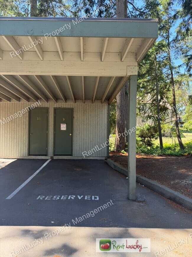 Building Photo - 2 Bed, 1 Bath in Federal Way Available NOW! Utilities Included and Extra Storage~