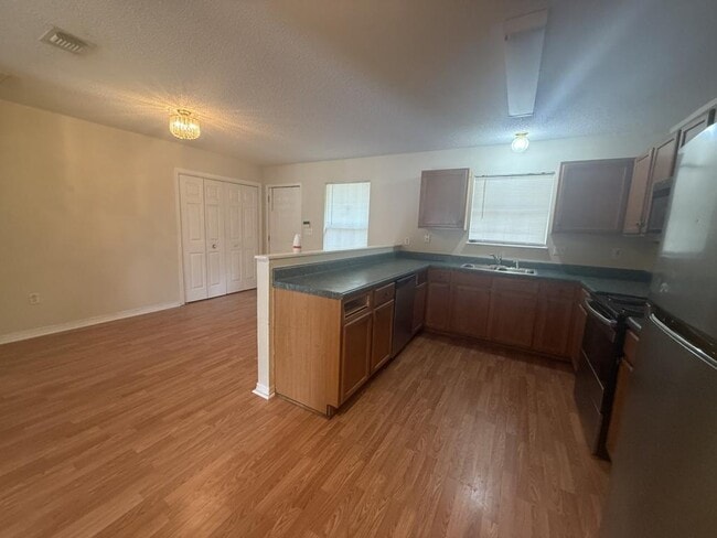 Building Photo - 535 N Forest Dr