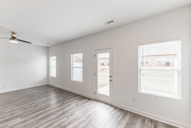 Building Photo - "Charming Newly built 3-Bed Townhouse Retreat with Granite Elegance in Prime Huntsville Location!"