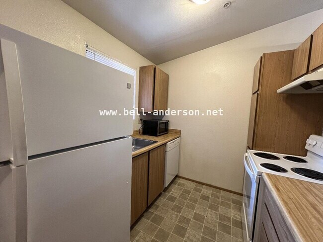 Building Photo - Auburn Retreat with Fireplace Condo Available!