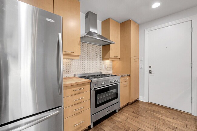 Building Photo - $2,395.00, Spacious Loft, 1.5 bath in Jeff...