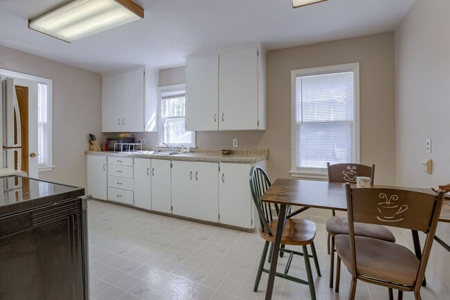 Building Photo - Charming 2 Bedroom With Spacious Living In...