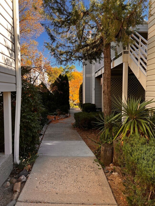 Building Photo - Close to Downtown Prescott!!