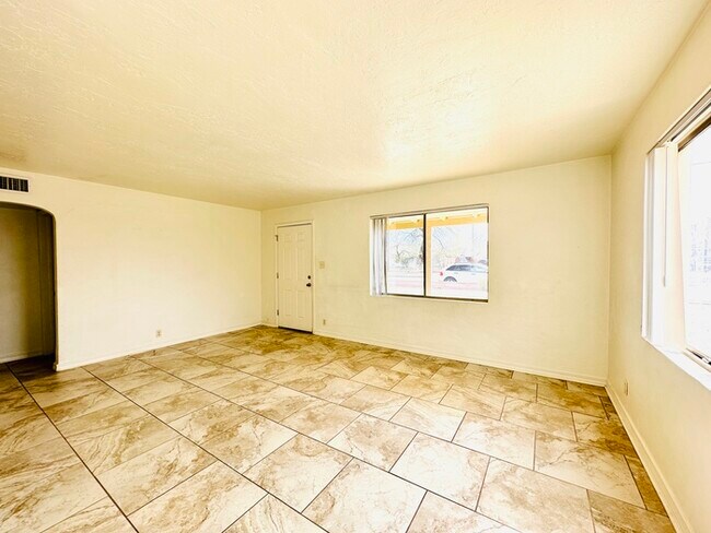 Building Photo - Rare Find 2/1 House IN DESIRED CENTRAL ARE...
