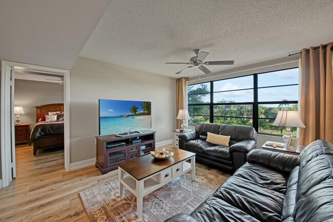 Building Photo - 6121 Balboa Cir