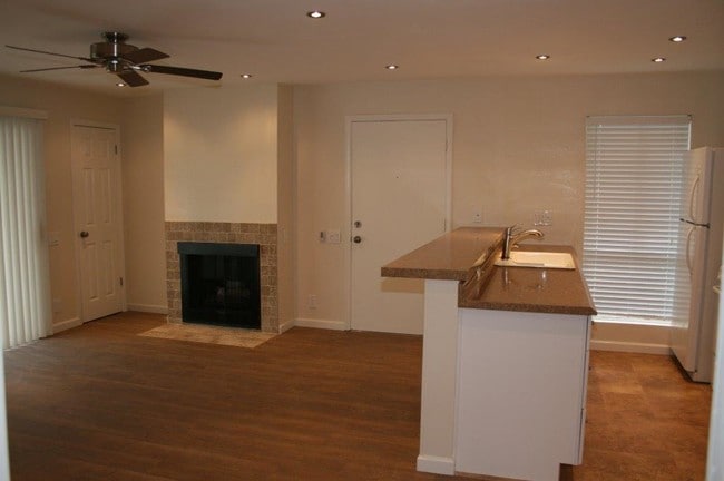 Building Photo - 2845 S Fairview St