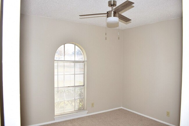 Building Photo - Newly updated 3-2-2 in Fort Worth!