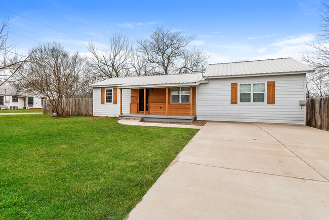 Building Photo - Modern Finishes & Spacious Backyard in Qui...