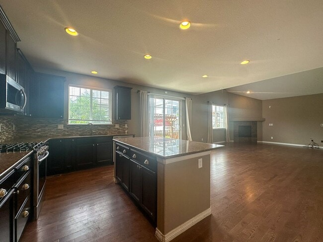 Building Photo - 4bd house in a heart of Dove Village!