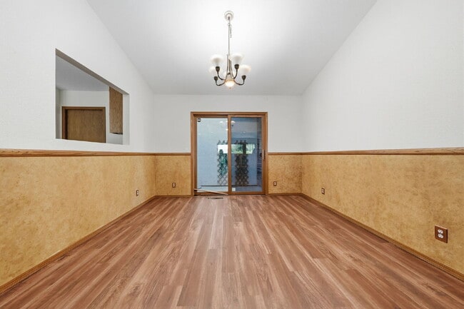 Building Photo - Beautiful Executive Level Rental on Golf Course