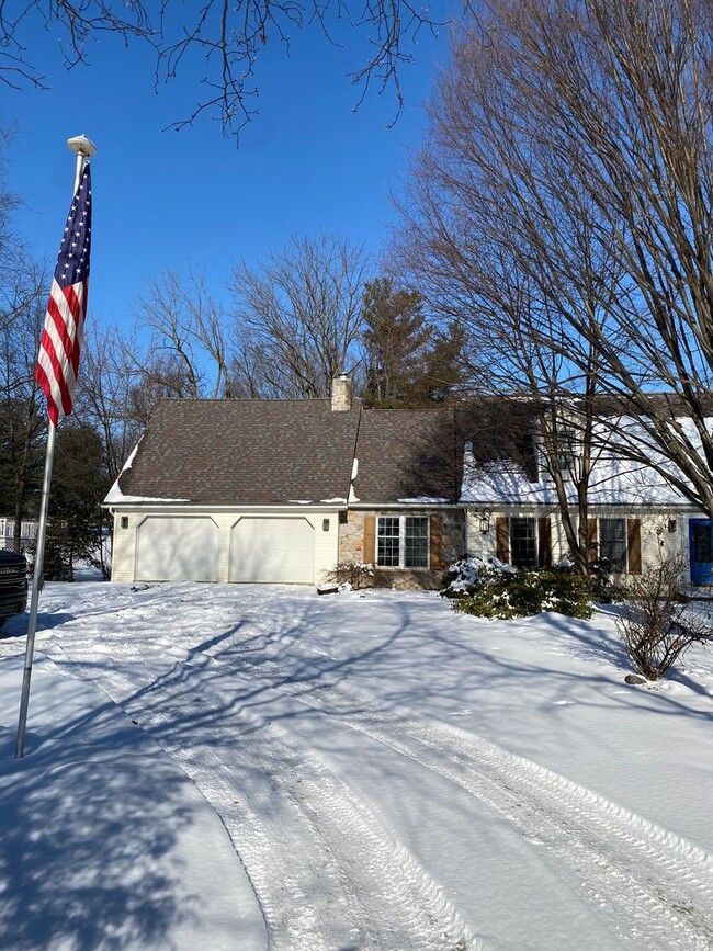 Building Photo - Stunning 3 Bedroom Home with Barn and Over...