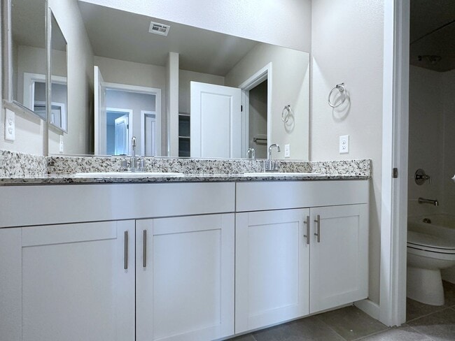 Building Photo - 4bd/2.5bath Single Family Home