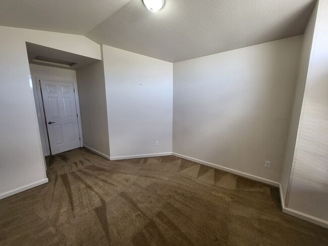 Building Photo - 323 Stillwater Dr