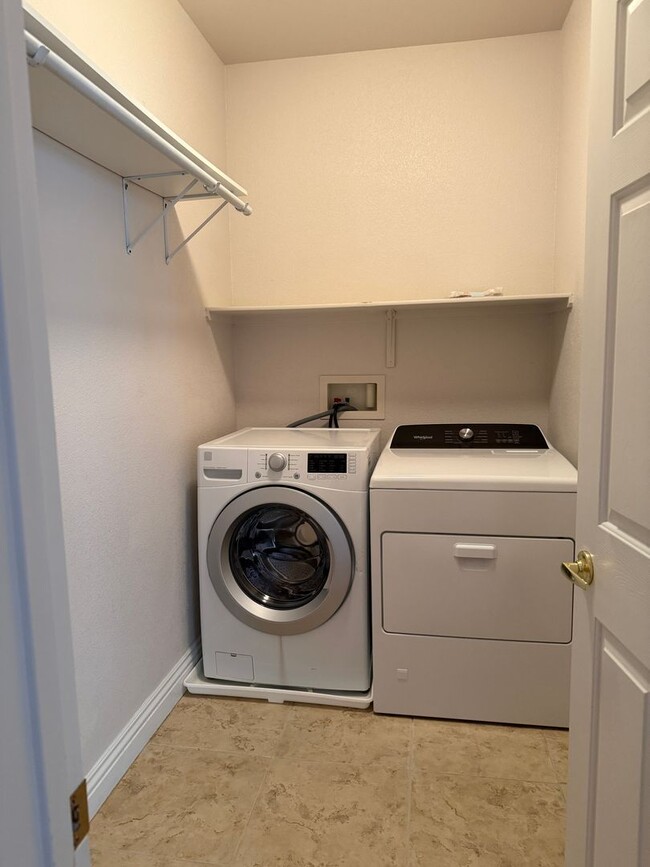 Building Photo - Fabulous Floor-Plan in Paradise Court!