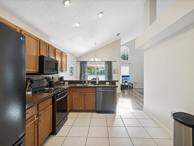 Building Photo - "Charming 3-Bed, 3-Bath Haven with 1810 Sq...